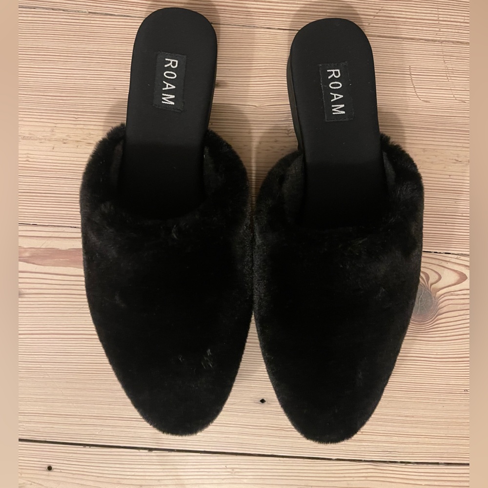 ROAM Women's cloud Plush Black Slippers